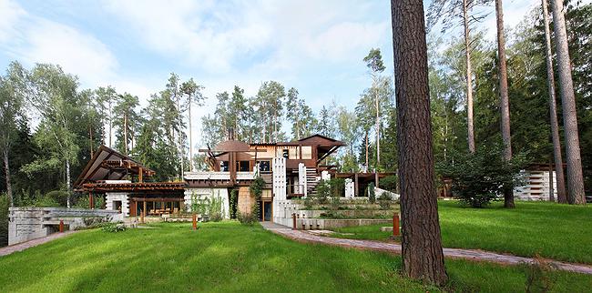 <strong>Villa en bois dans une banlieue de Moscou<span><b>Architecture</span></strong><i>→</i>